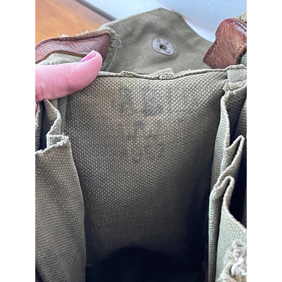 Antique World War military gas mask bag - Picture 11 of 12